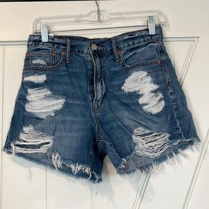 AEO Distressed 90s Boyfriend Short